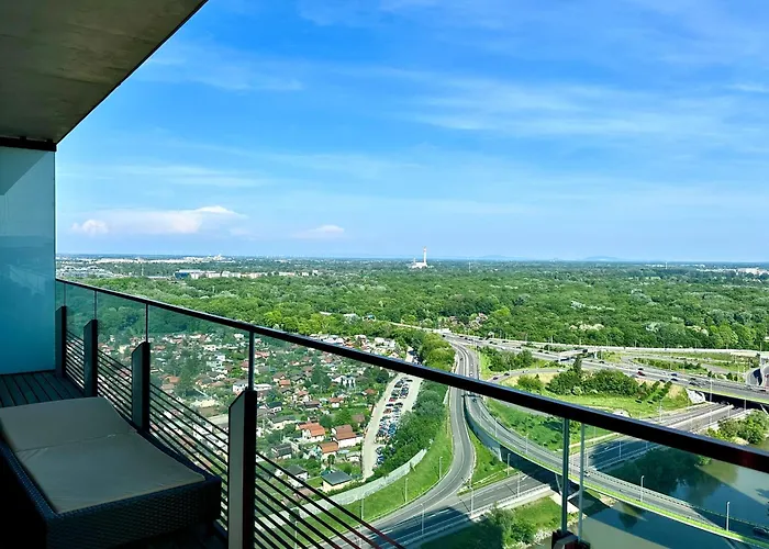 Luxury Penthouse I Rooftop Pool I Self Check-In